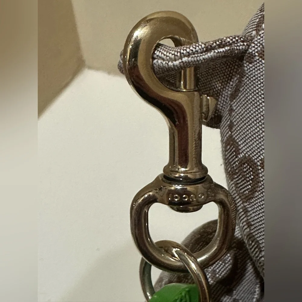 Gucci Kiwi Flip Flop Bag Charm/Keychain - Picture 3 of 8